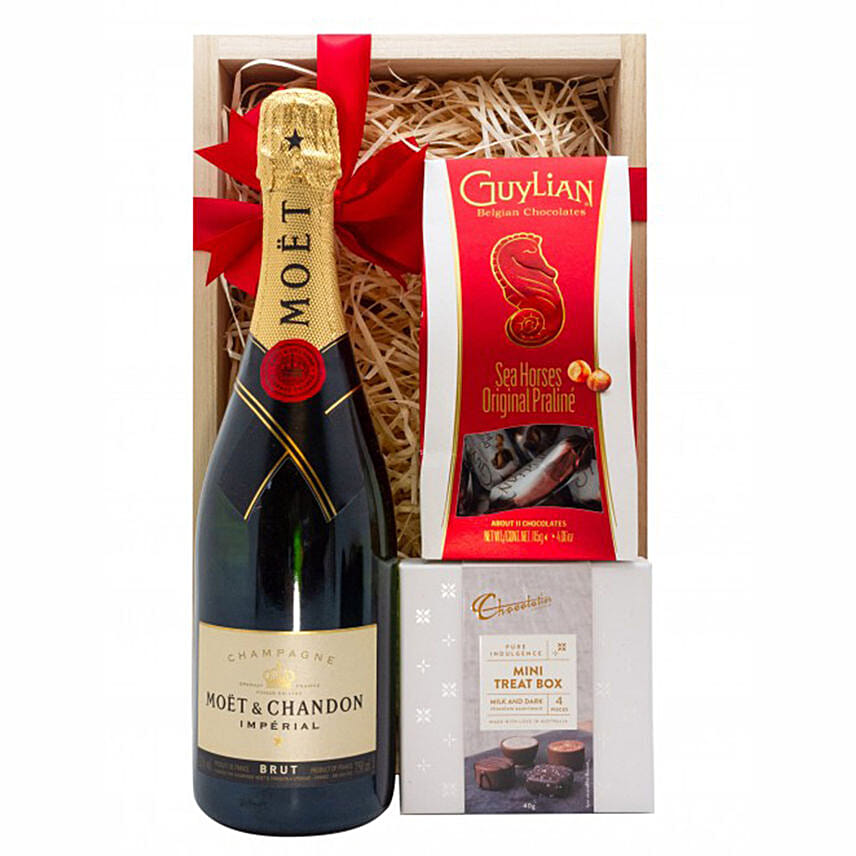 Champagne N Praline Treat Hamper: 